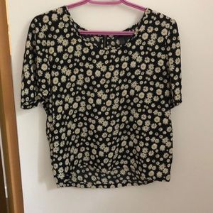 Light polyester blouse with daisy print